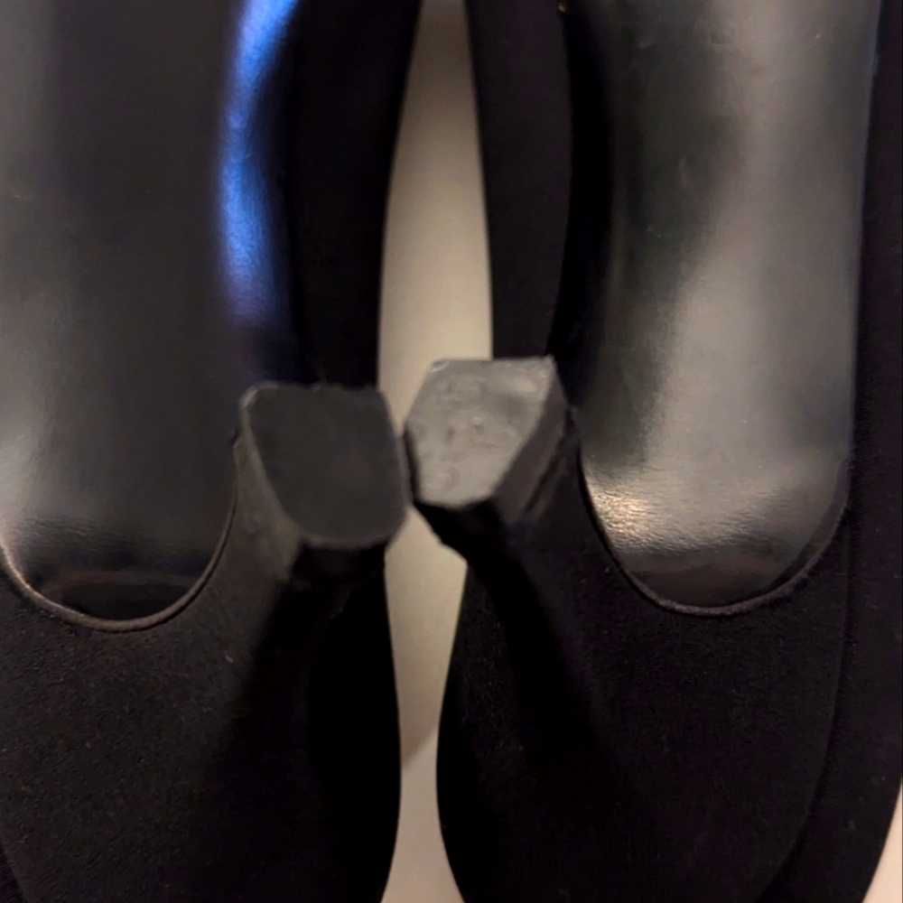 Stuart Weitzman, classic luxury, beautiful black pumps. 7 M - Picture 6 of 7